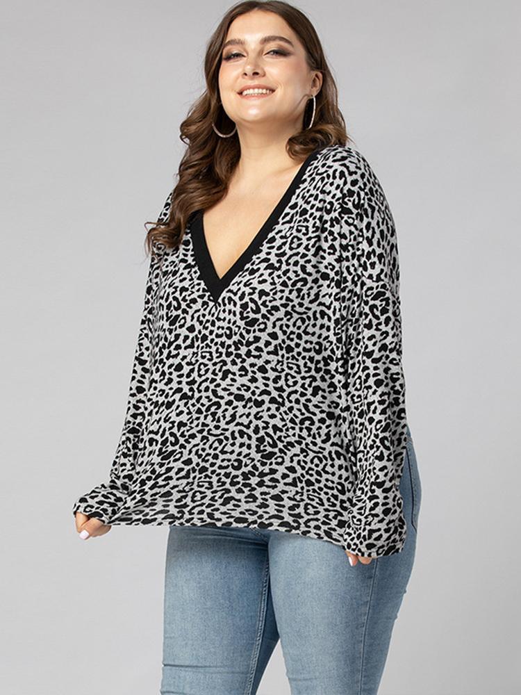 Leopard Printed V-neck T-shirt