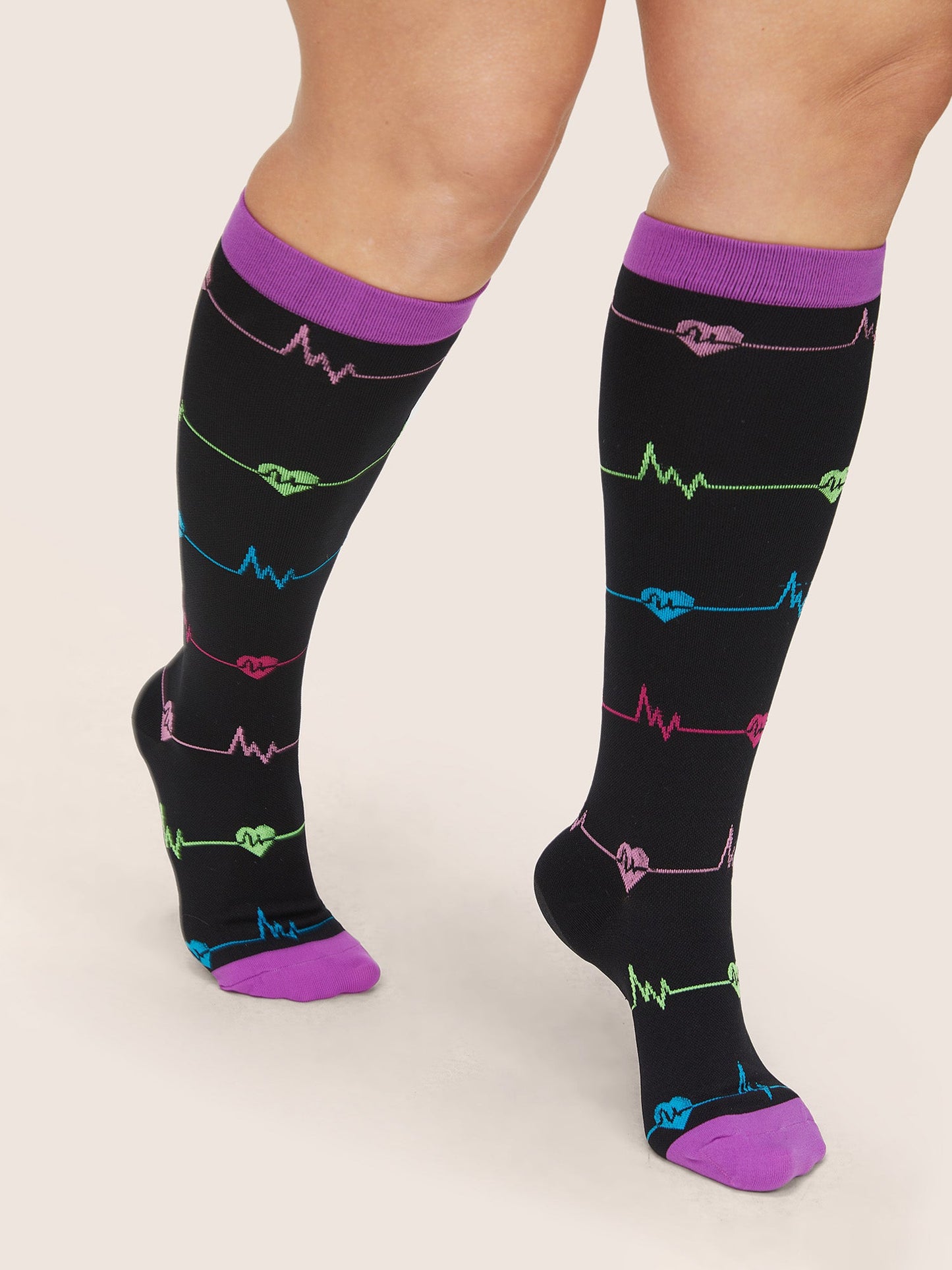 Contrast Heart Line Calf Socks