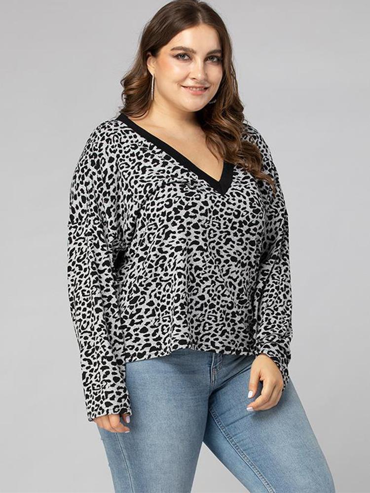 Leopard Printed V-neck T-shirt