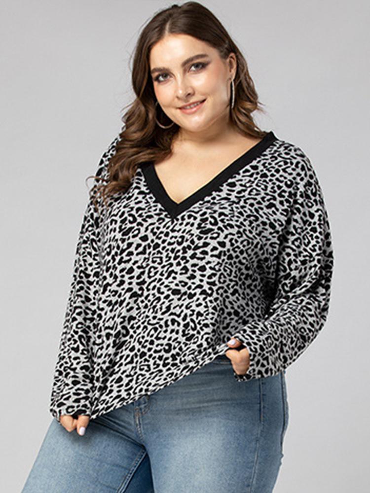 Leopard Printed V-neck T-shirt